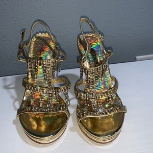 Gold heel. Size 6. Never worn